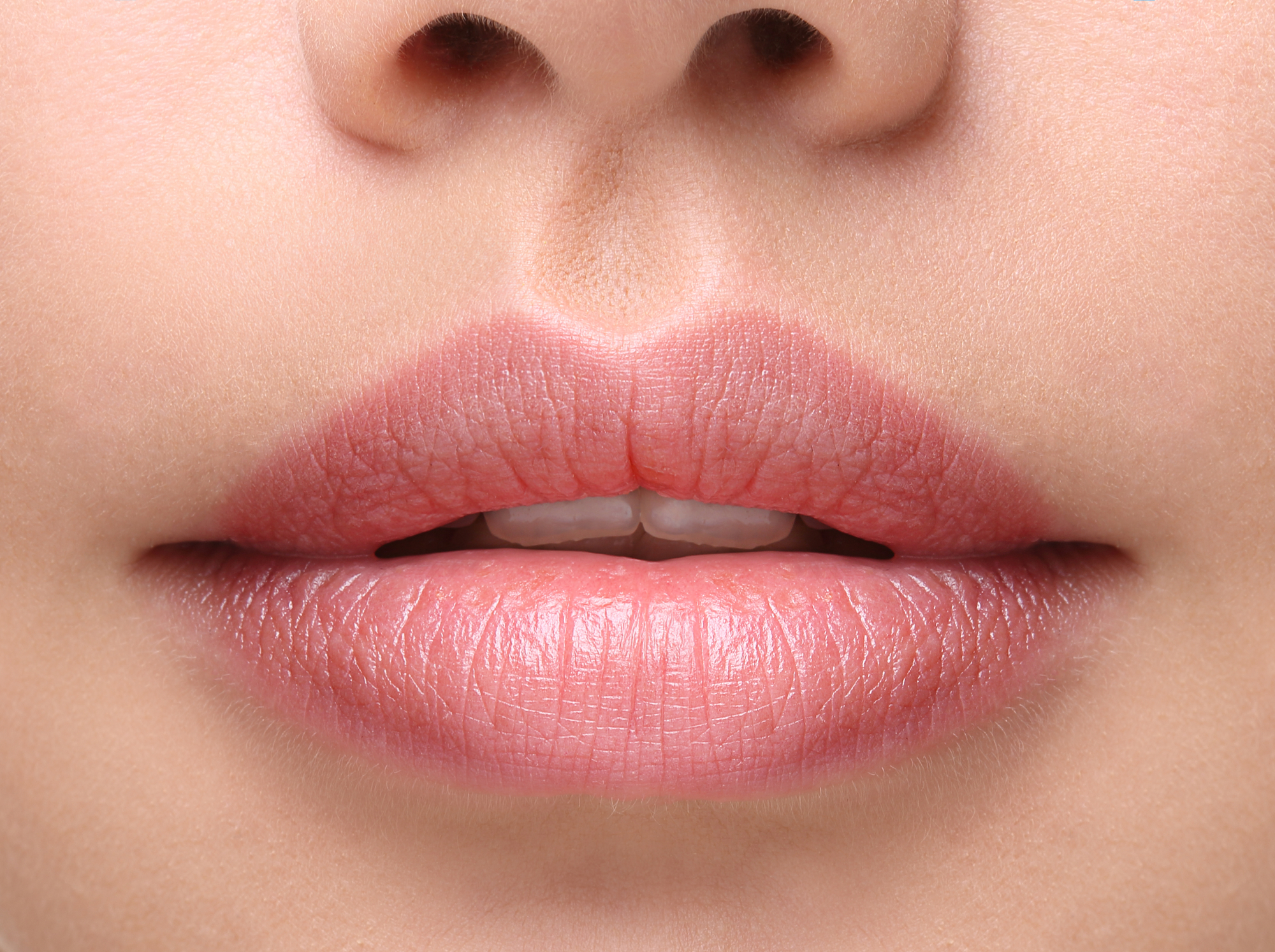Hidratación de labios con ácido hialurónico
