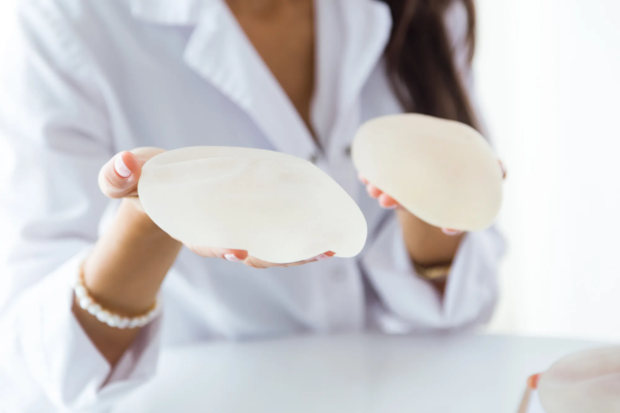 ¿Qué debes saber sobre los implantes mamarios?